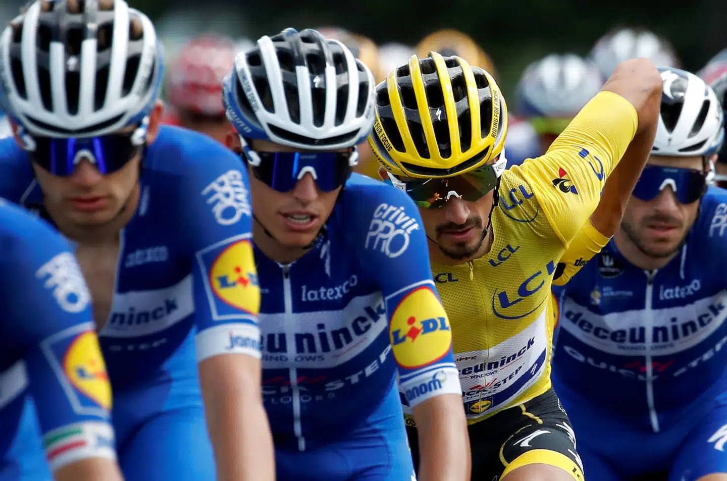 Her sidder Deceuninck-Quick Steps ryttere på en lang række på hjul af hinanden. Lige som det skal være.