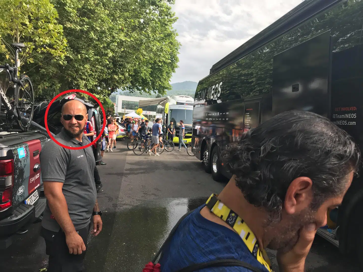Han står og passer på Geraint Thomas og de andre stjerner. Vagten på Team Ineos.