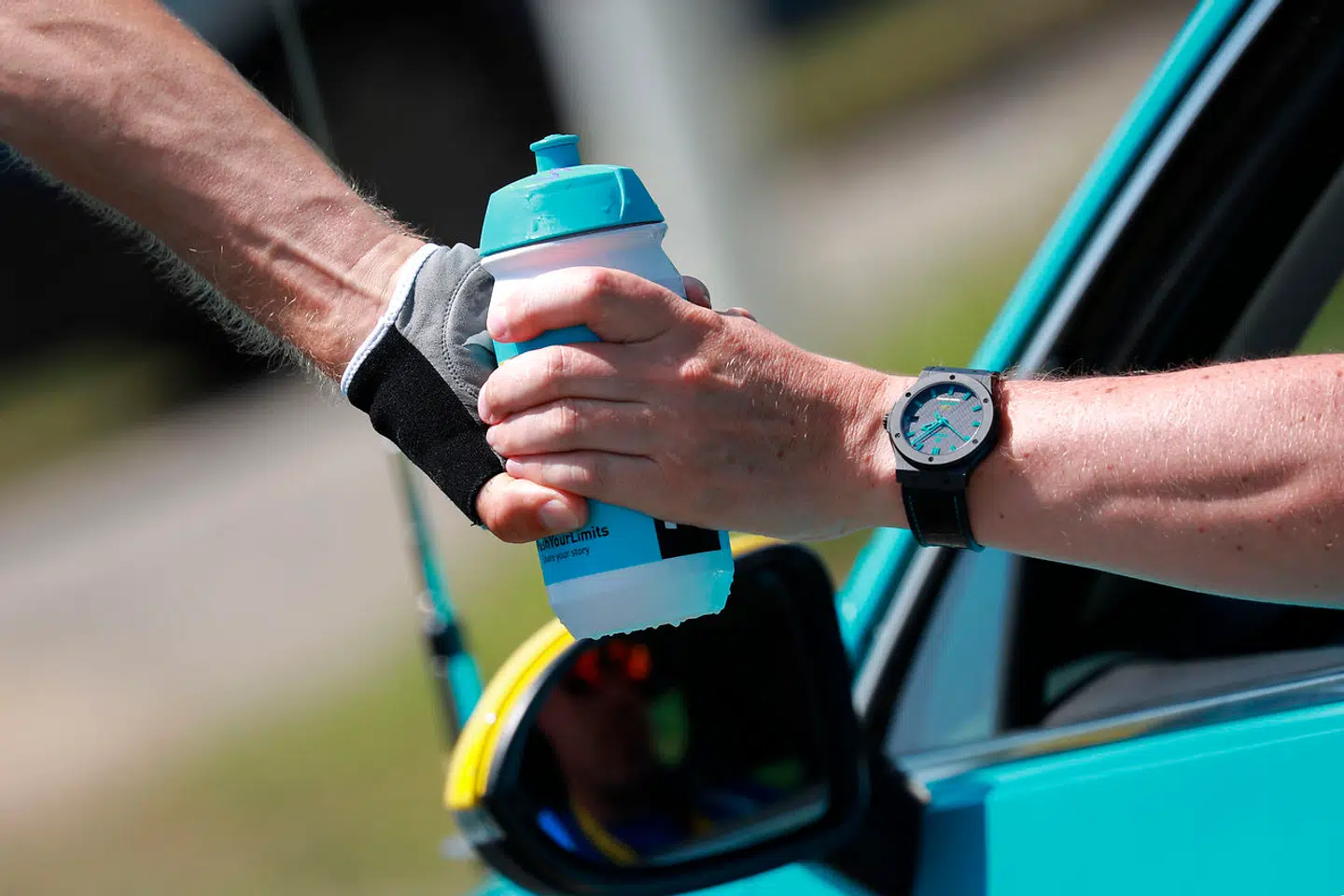 Det sikreste valg for en rytter er at få flasker fra sin egen sportsdirektørs bil eller fra holdrepræsentanter ude på ruten. Men det er ikke altid, der er tid til det.