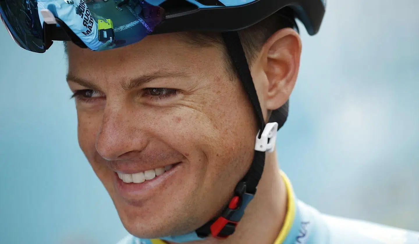 Jakob Fuglsang ligger lige nu nummer 15 i klassementet. Han er han 3 minutter og 22 sekunder efter Julian Alaphilippe i den gule førertrøje.