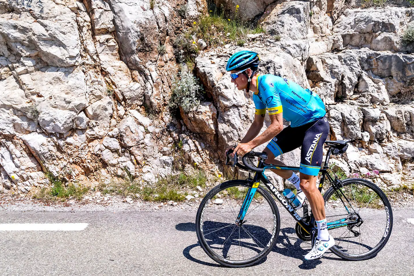 Jakob Fuglsang, dansk cykelrytter der kører for Astana Pro Team. Fuglsang bor i Monaco sammen med sin kone Loulou og datteren Jamie Lou. Fuglsang træner i de franske bjerge nær hjemmet i Monaco. SPECIAL B.T.
