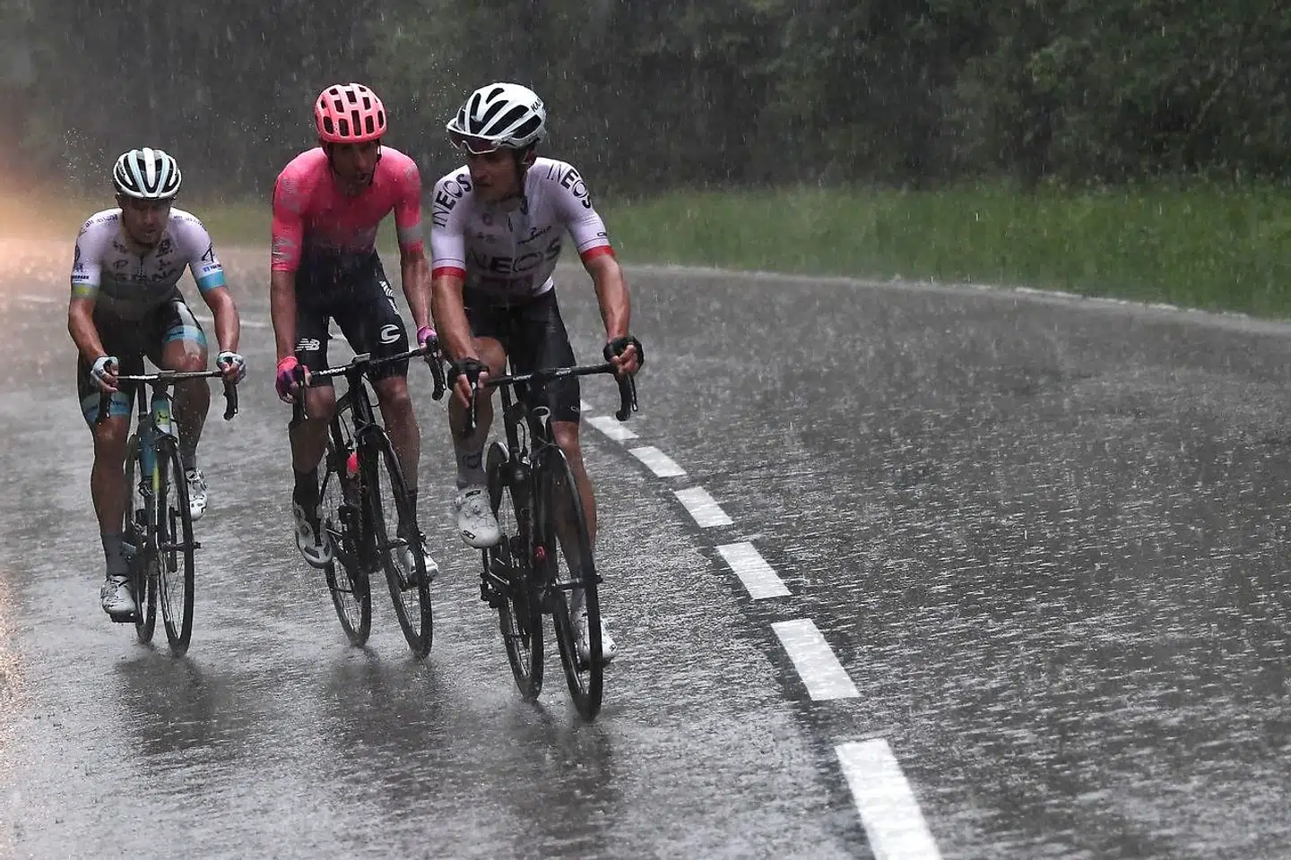Cykling i regnvejr kan se voldsomt ud, men for de danske ryttere kan det faktisk nogle gange være en fordel, hvis vejret er dårligt.