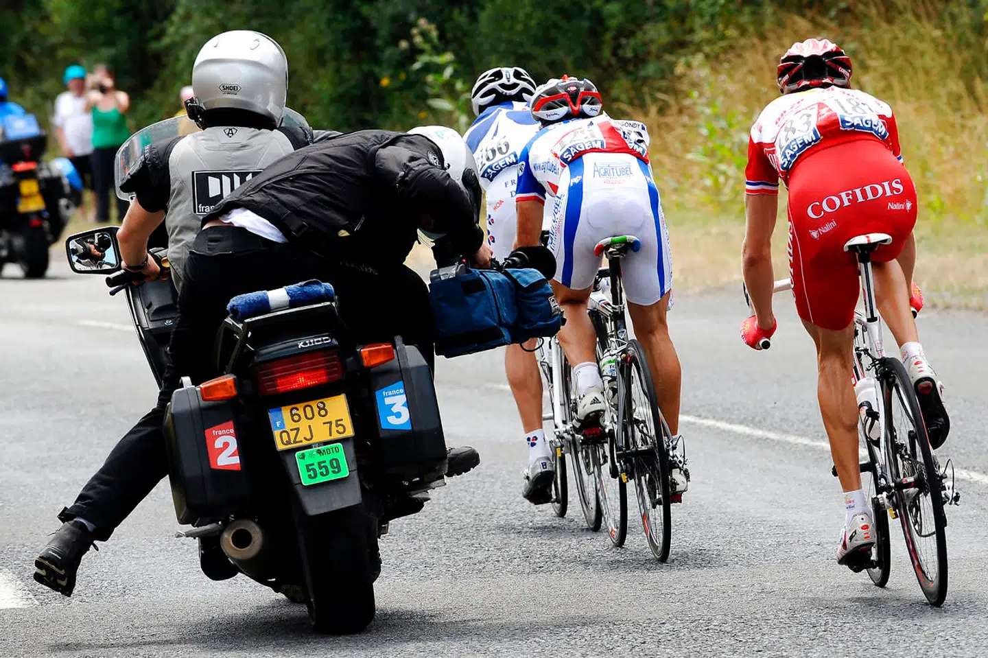 Motorcykler er der mange af til store cykelløb. Men nogle gange volder de store problemer.