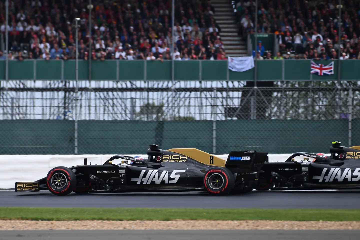 Øjeblikket, hvor Magnussen og Grosjean kører sammen.