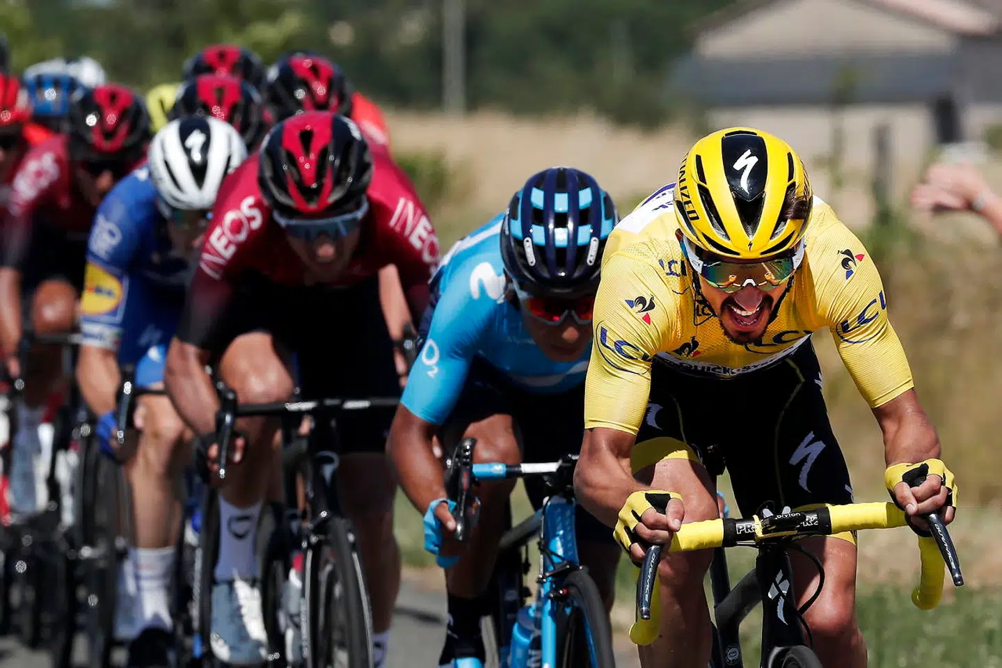 Momentet, hvor det hele splitter, da Julian Alaphilippe i den gule trøje lagde pres på.