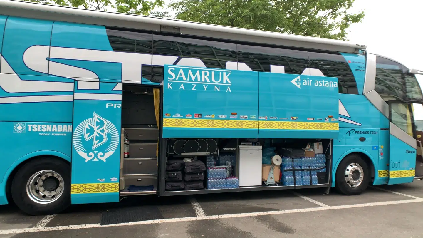 Udover at transportere rytterne, så er tourbussens vigtigste funktion at være et sted, hvor rytterne kan slappe af og lade op.