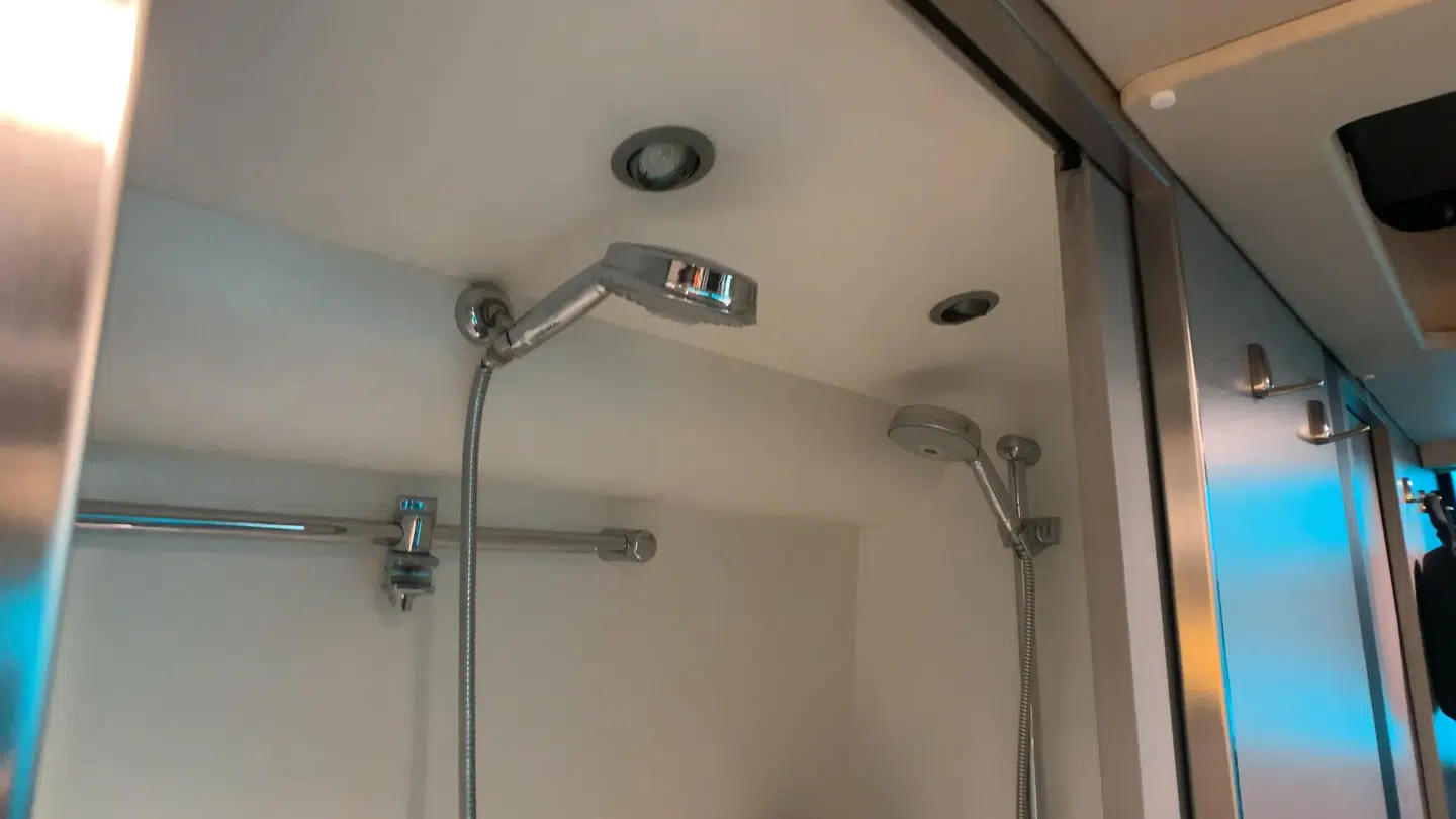 Bussen rummer både køkken, vaskemaskine og bad. Hvis tiden er knap kan hele to bade på én gang, men pladsen er meget trang.