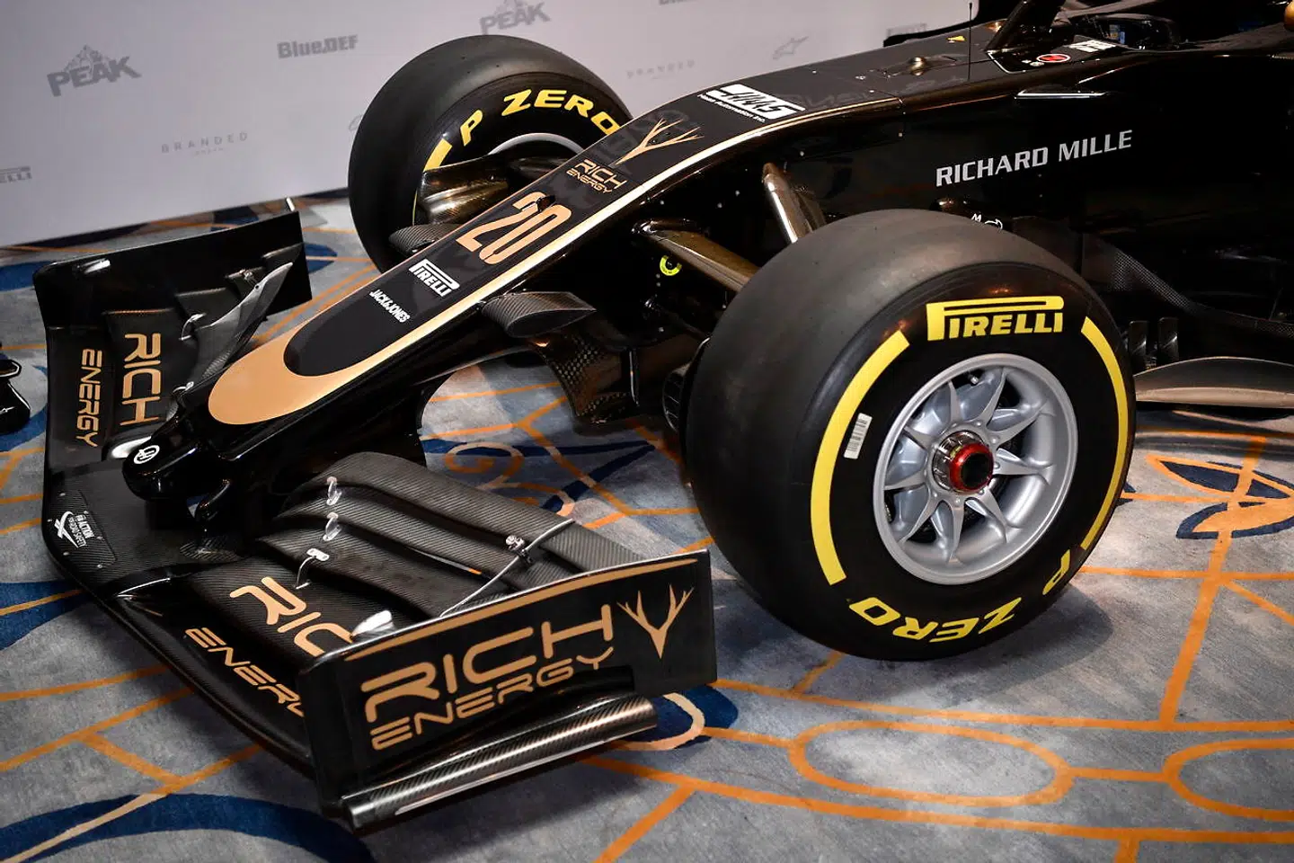 Her ses Haas-racerbilen med Rich Energys logo og farver, da bilen blev præsenteret kort før sæsonstart.