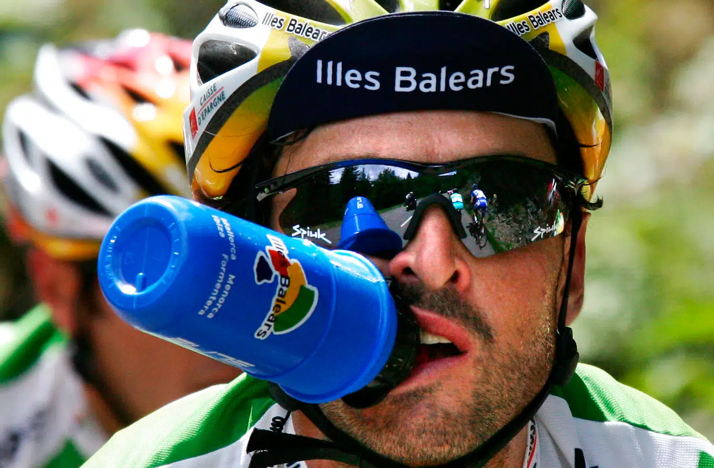 Her er det Franciso Mancebo, der næsten forsøger at sluge en hel vandflaske.