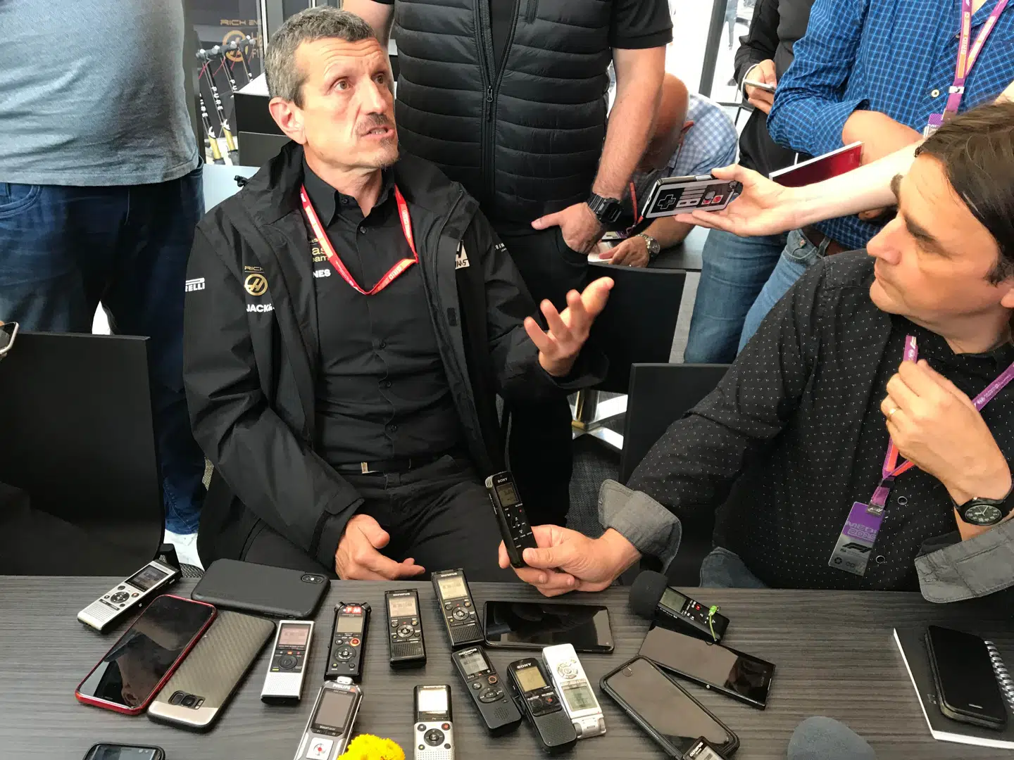 Haas-bossens mediebriefing var meget velbesøgt af medierne.