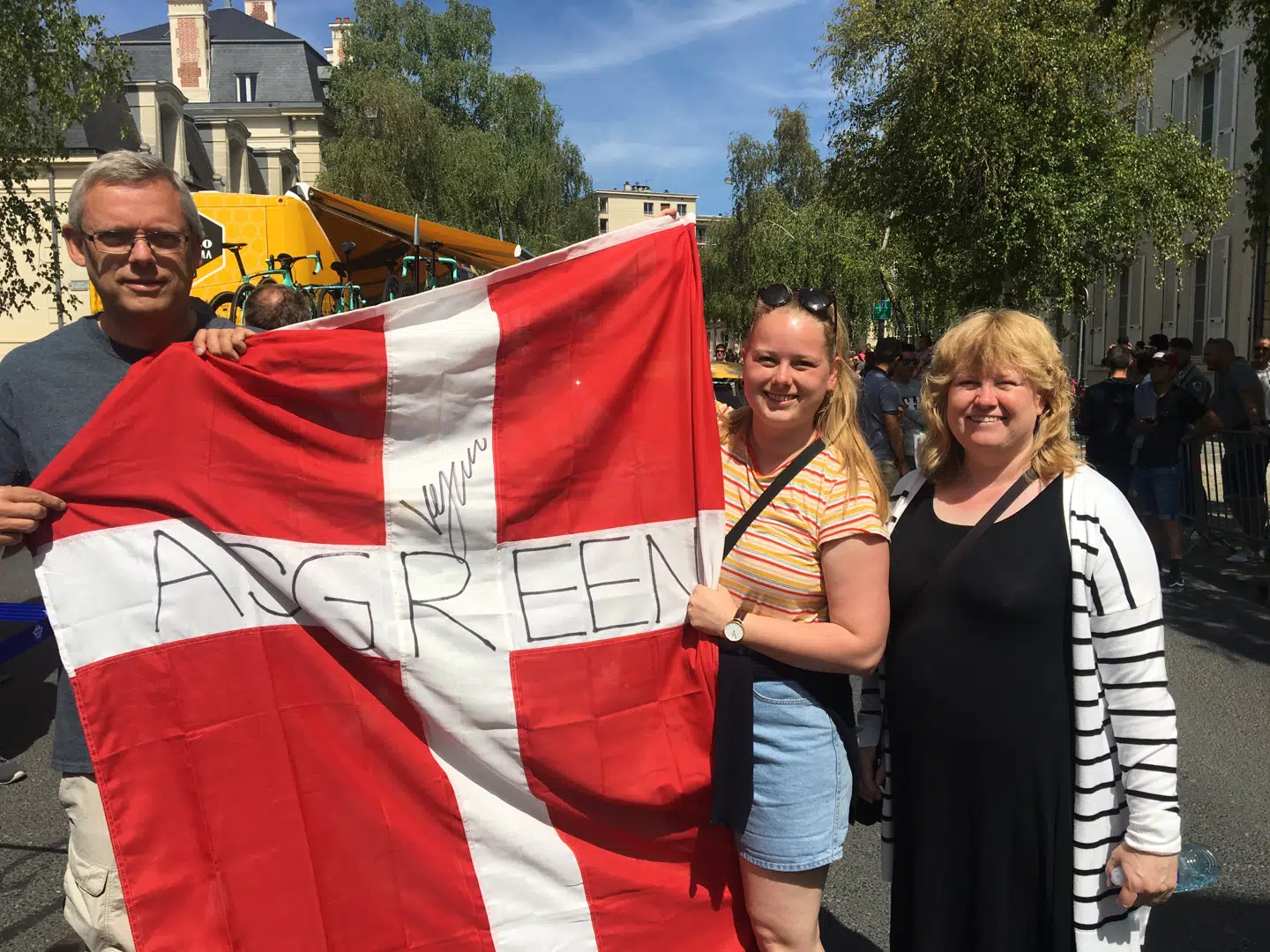 Kasper Asgreens onkel, tante og kusine er lige nu i Frankrig for at støtte danskeren, der er med i Tour de France for første gang. Fra venstre er det Steen Asgreen, Camilla Asgreen og Desiree Asgreen.