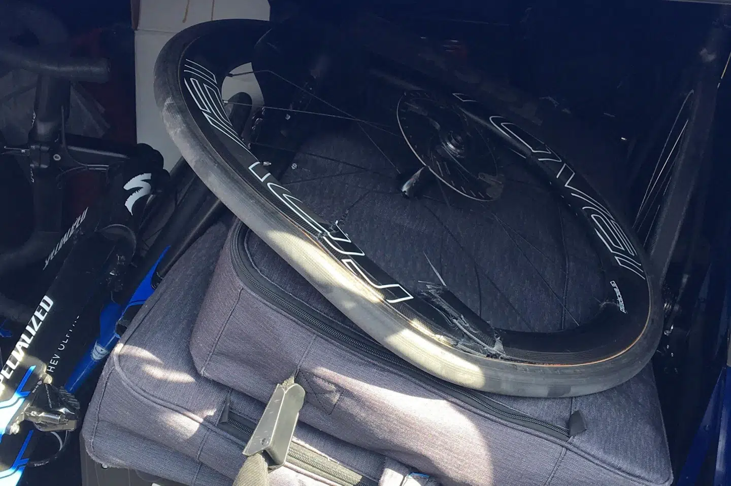 Kasper Asgreens cykel var knækket midtover, mens hjulet helller ikke havde det for godt efter det voldsomme styrt.