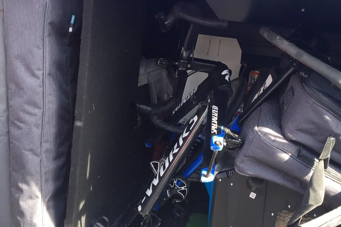 Kasper Asgreens cykel var knækket midtover efter det voldsomme styrt.