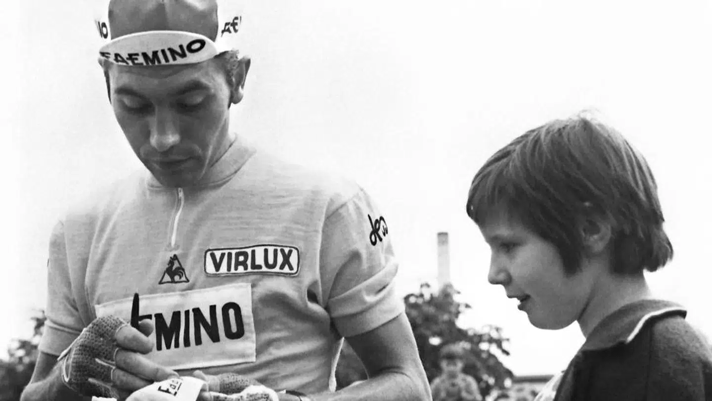 Eddy Merckx er her i gang med at skrive en autograf under Tour de France i 1970