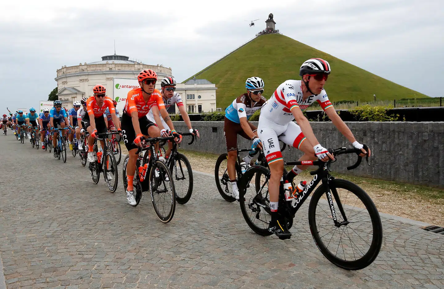 Her ses UAE Team Emirates-rytterne Daniel Martin i sine hvide cykelshorts. Kønt ser det ikke ud.