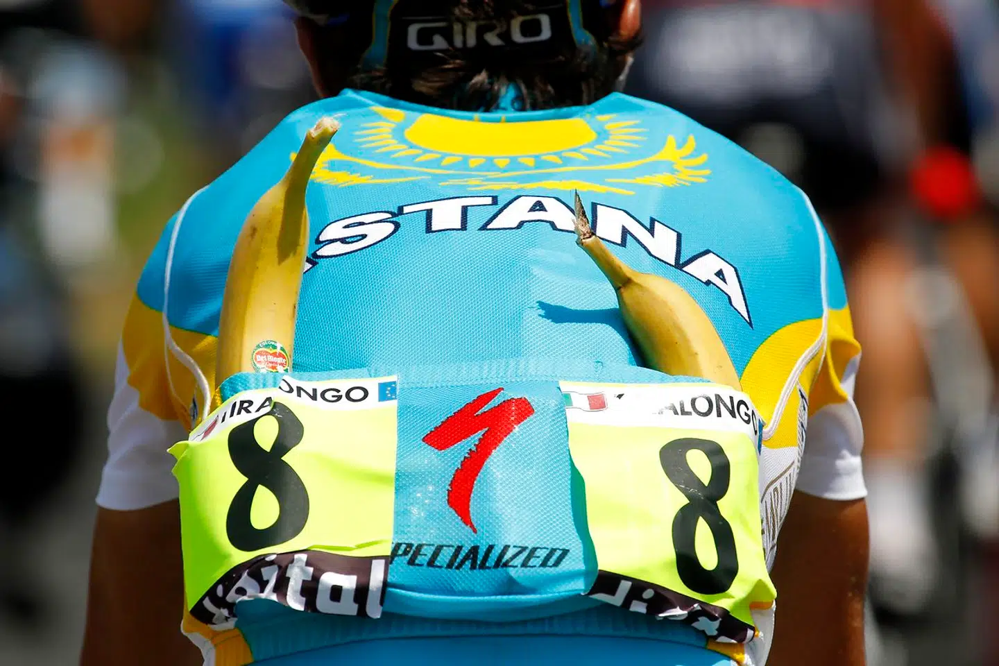 Uden mad og drikke, duer helten ikke. Her er et billede fra 2010, hvor Astana-rytter Paolo Tiralongo havde fået pakket sig et par bananer.