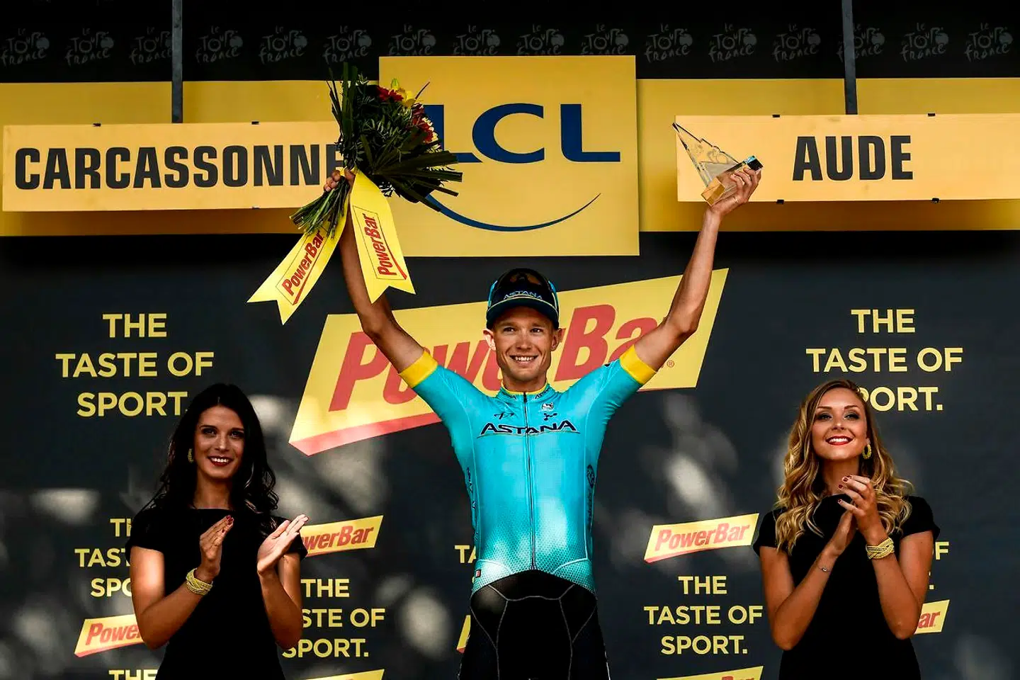 Her er det Magnus Cort, der hyldes på podiet efter sin etapesejr på 15. etape under Tour de France 2018.