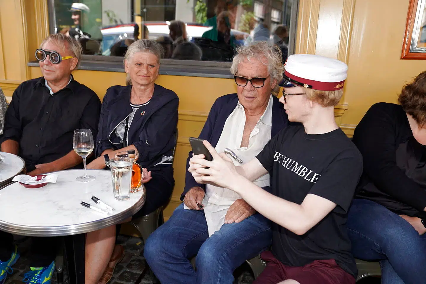 En student får foreviget øjeblikket med Jørgen Leth inden pressemødets start.