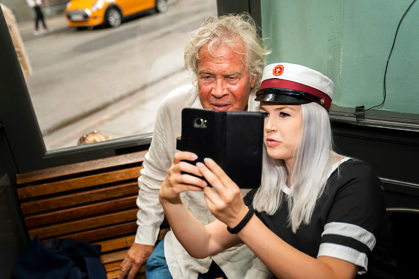 En student får taget en selfie sammen med Jørgen Leth efter pressemødet.