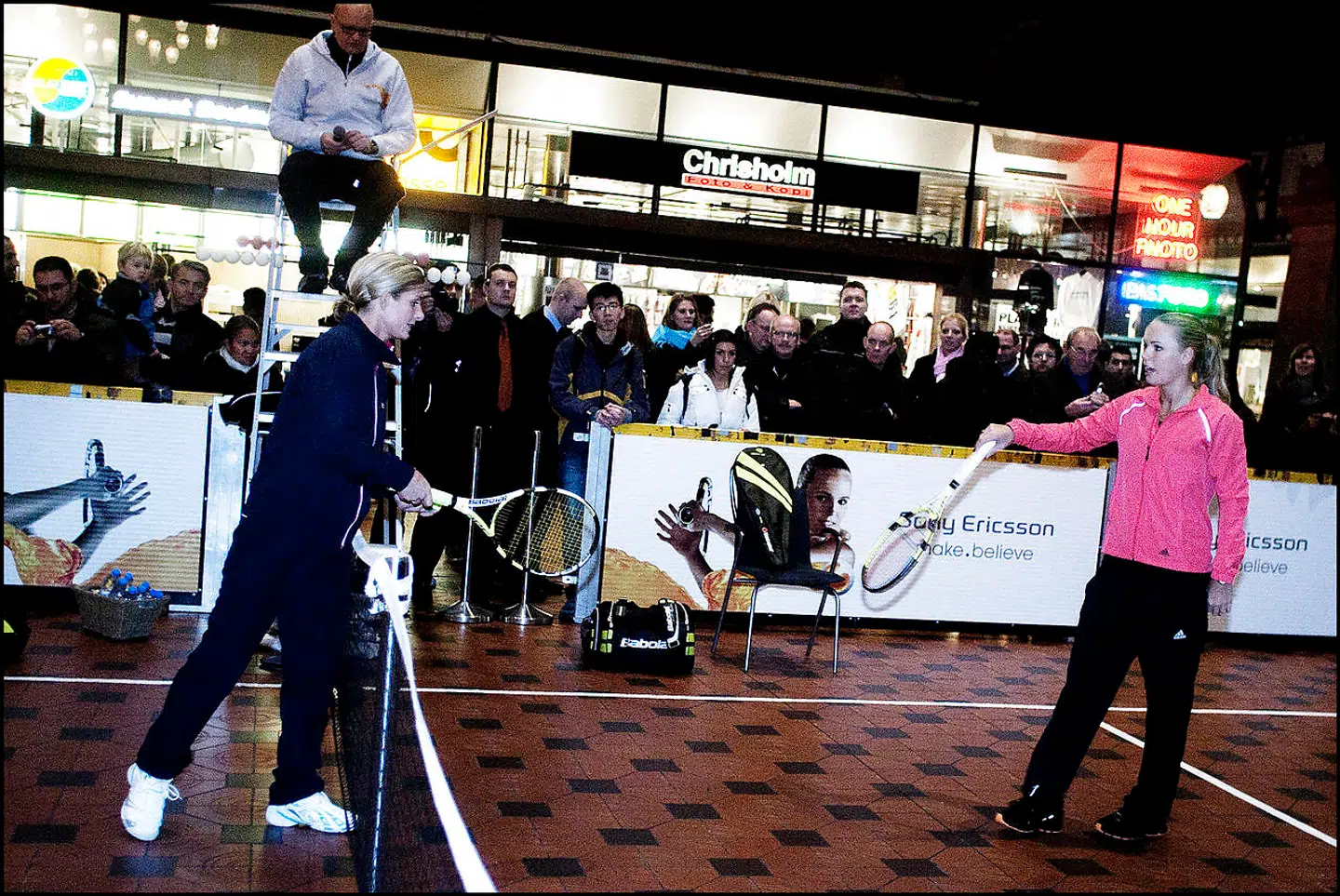 Caroline Wozniacki spillede med Tine Scheuer-Larsen i november 2009 på en minitennisbane under uret på Københavns Hovedbanegård.