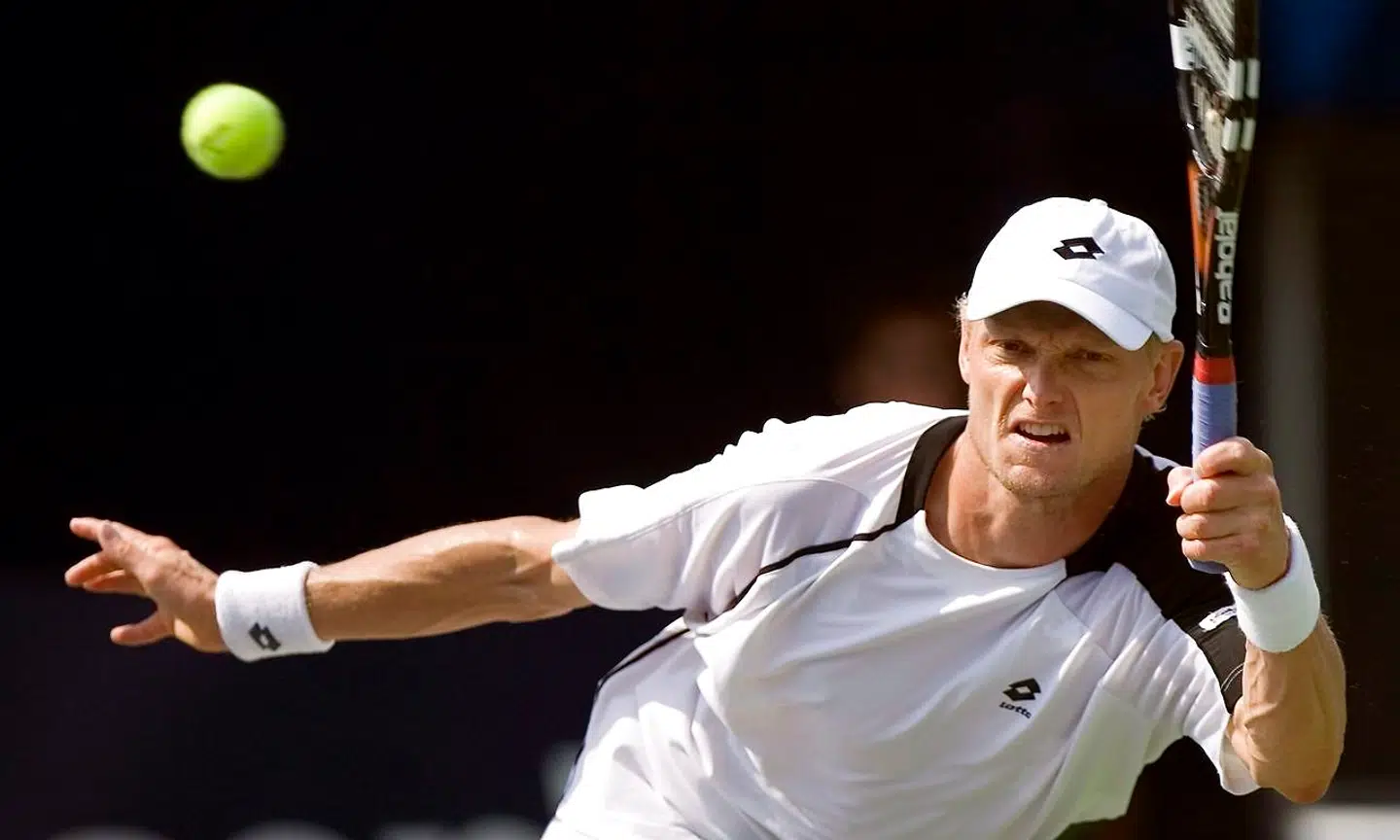 Kenneth Carlsen i aktion på tennisbanen.