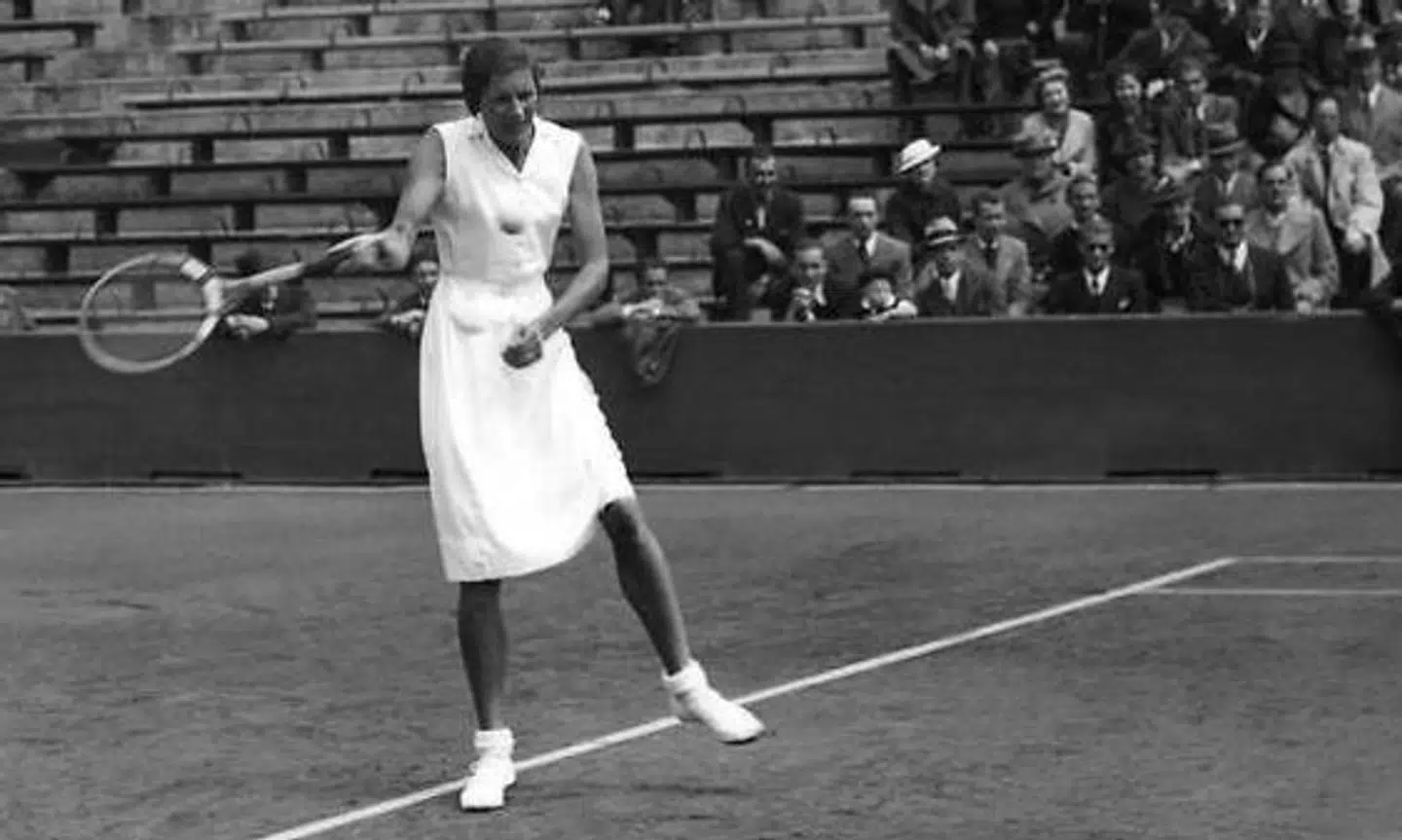 Hilde Sperling i aktion ved French Open i Paris 3. juni 1936. Hun vandt turneringen i 1935, 1936, 1937.