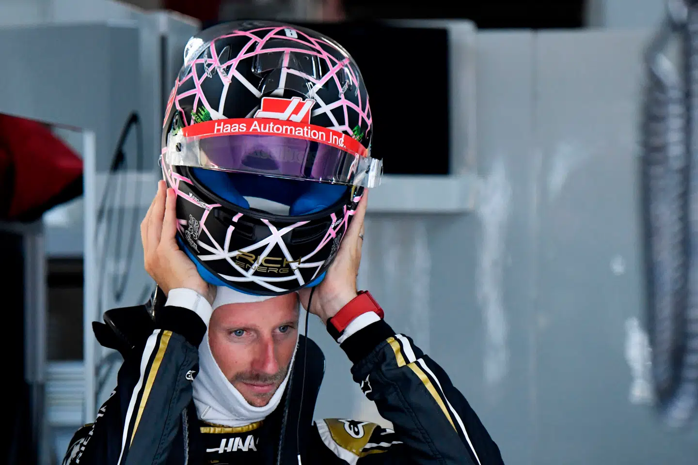 Grosjean ser lidt misfornøjet ud efter sin træning fredag.