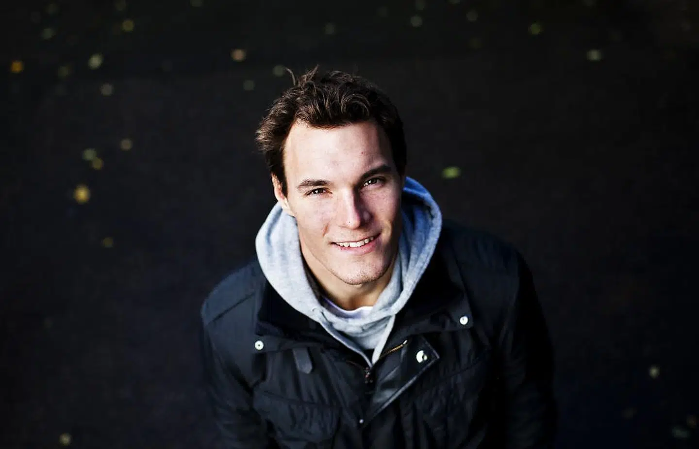 Patrik Wozniacki skal kommentere søsteren Caroline Wozniackis kampe i Wimbledon-turneringen, der indledes mandag 1. juli.