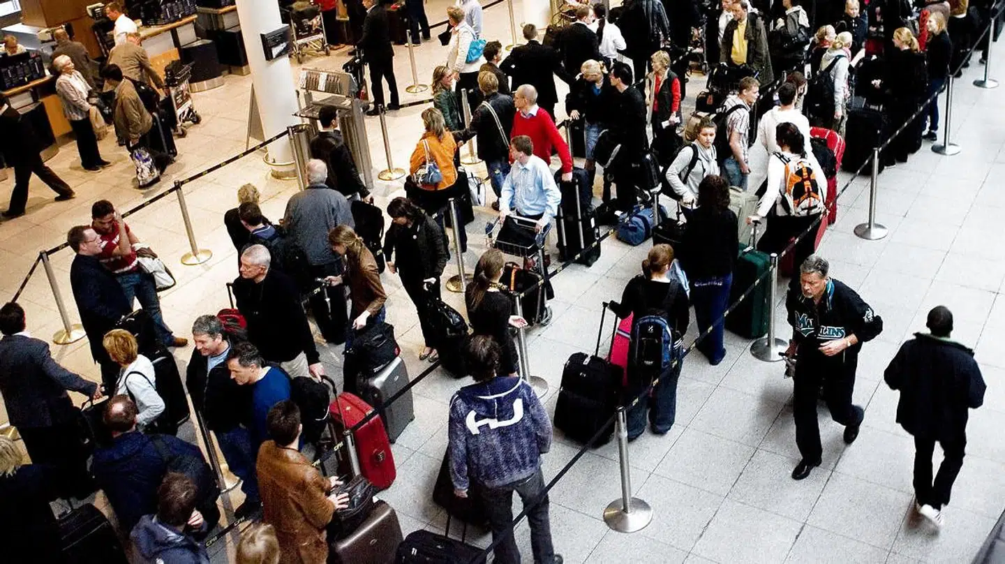 Arkivfoto af kø i Københavns lufthavn, Kastrup. Vi danskere må forvente både kø og forsinkelser, når feriesæsonen rammer i juli og august.