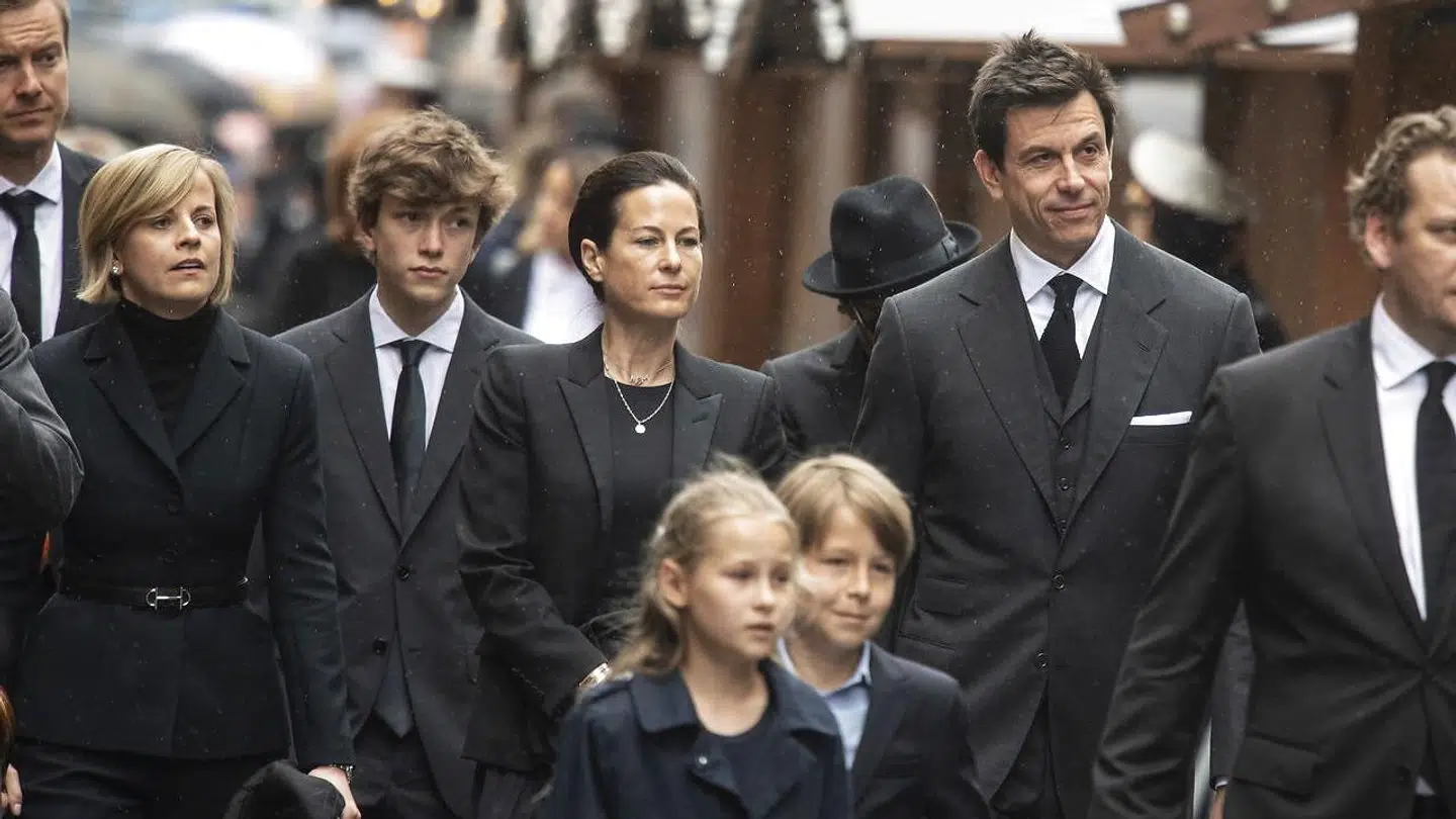 Her ses Niki Laudas familie. I midten er enken Birgit og parrets børn Lukas (h) og de små Mia og Max.