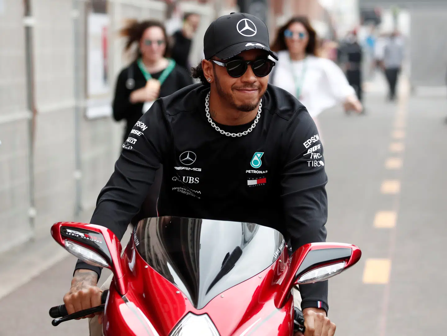 Sådan ankom Lewis Hamilton til banen i Monaco.