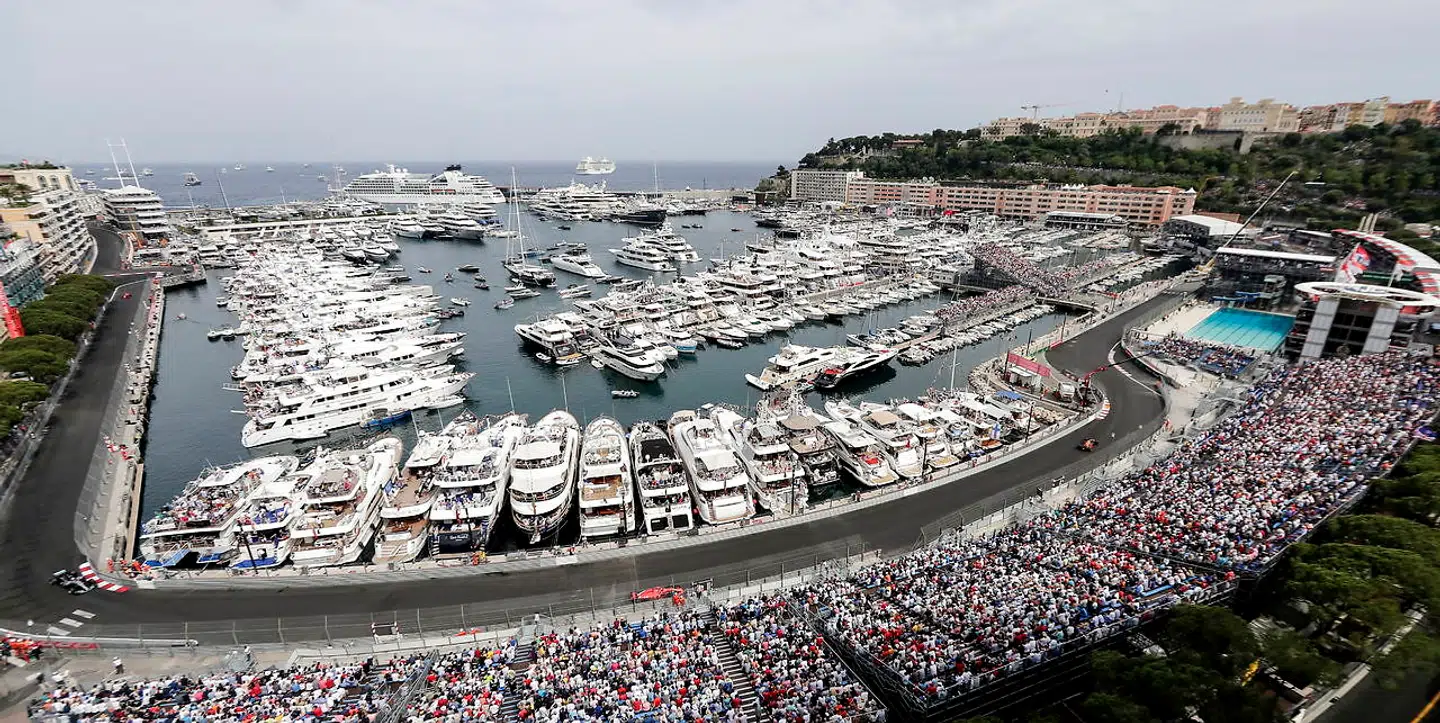 Monacos Grand Prix er en populær begivenhed. De mange både lægger til, og tribunerne er fyldt med tilskuere.