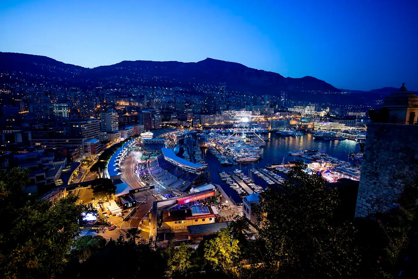 Sådan så der ud aftenen før Monacos Grand Prix i 2018. Byen er lyst op, og de mange både ligger i vandet.