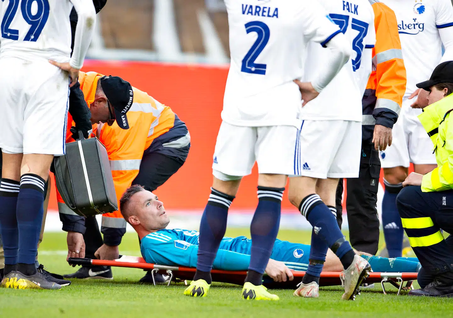 FC Københavns målmand Stephan Andersen skades og må forlade banen i Superligakampen FC Midtjylland mod FC København på MCH-Arena i Herning, 12. maj 2019.. (Foto: Henning Bagger/Ritzau Scanpix)