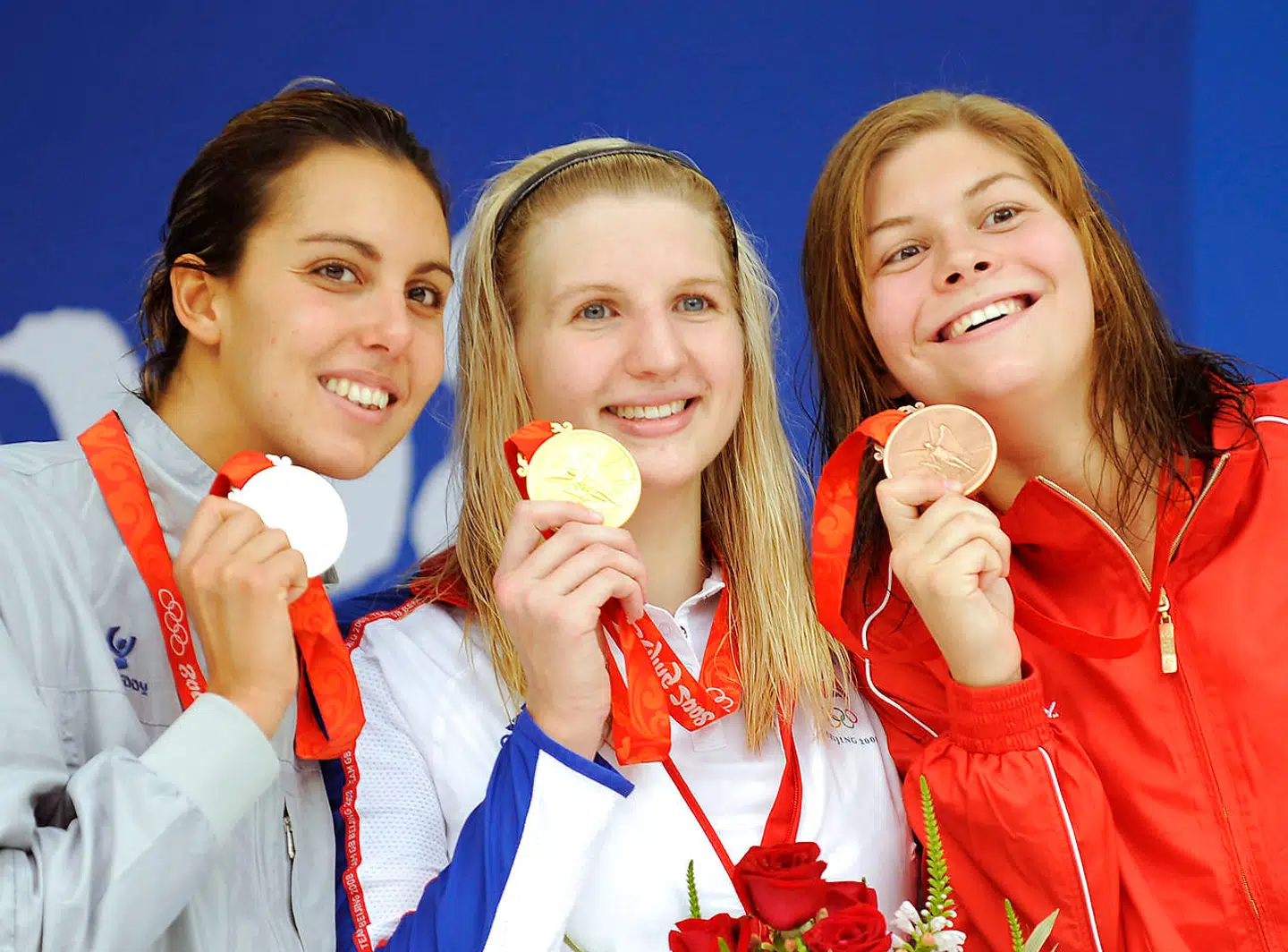 Et af mange højdepunkter i en lang svømmekarriere for Lotte Friis kom i 2008 med OL-bronze i Beijing. Til venstre er det sølvvinder Alessia Filippi og i midten guldvinder Rebecca Adlington.