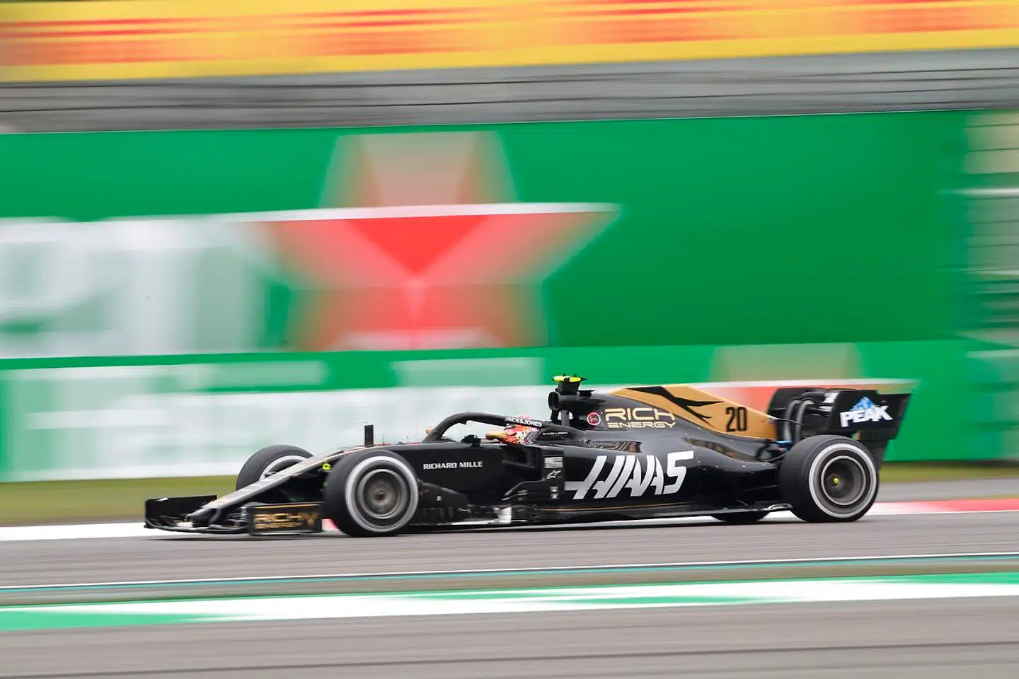 Kevin Magnussen i aktion i Kina.