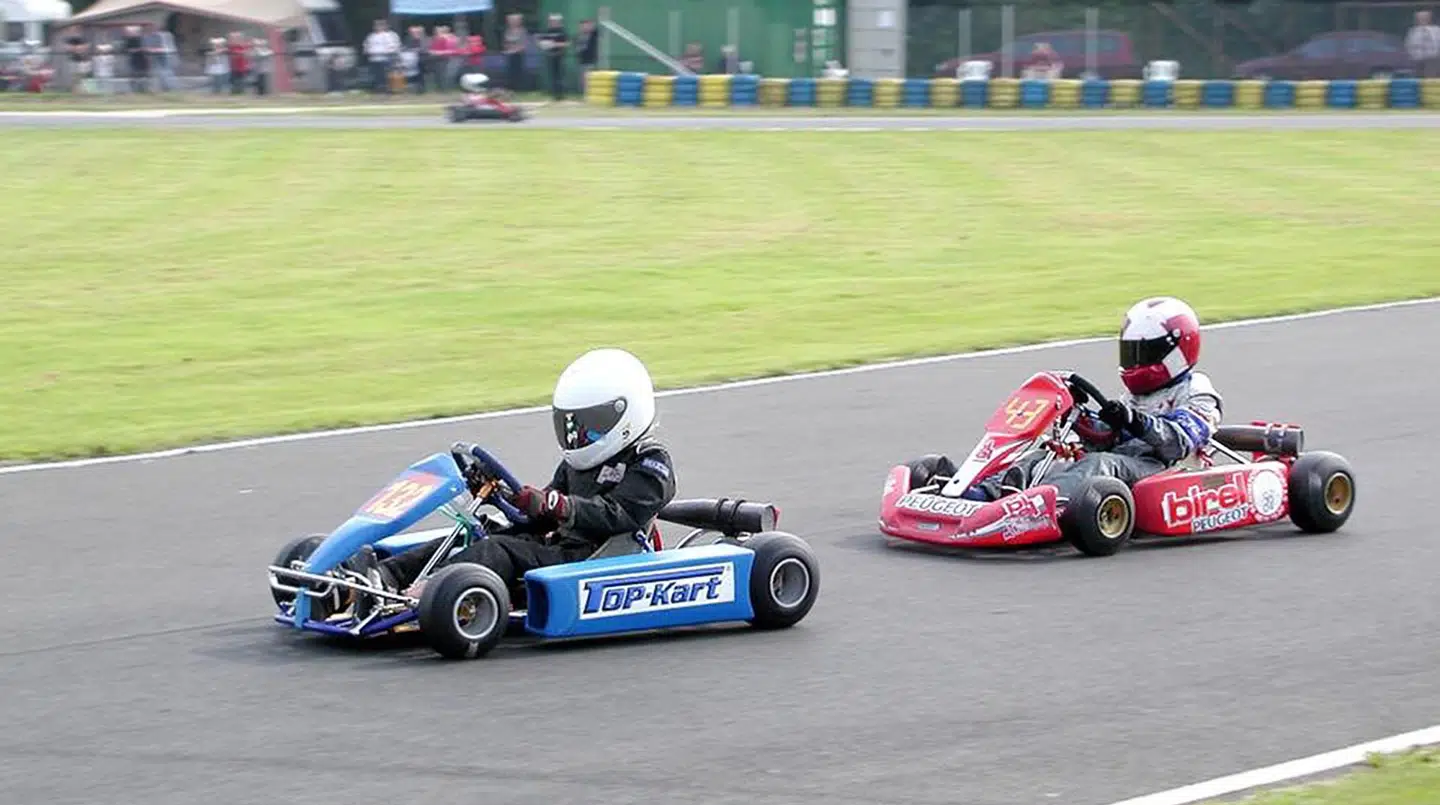 Her ses Michelle Gatting foran Kevin Magnussen i et gokart-løb.