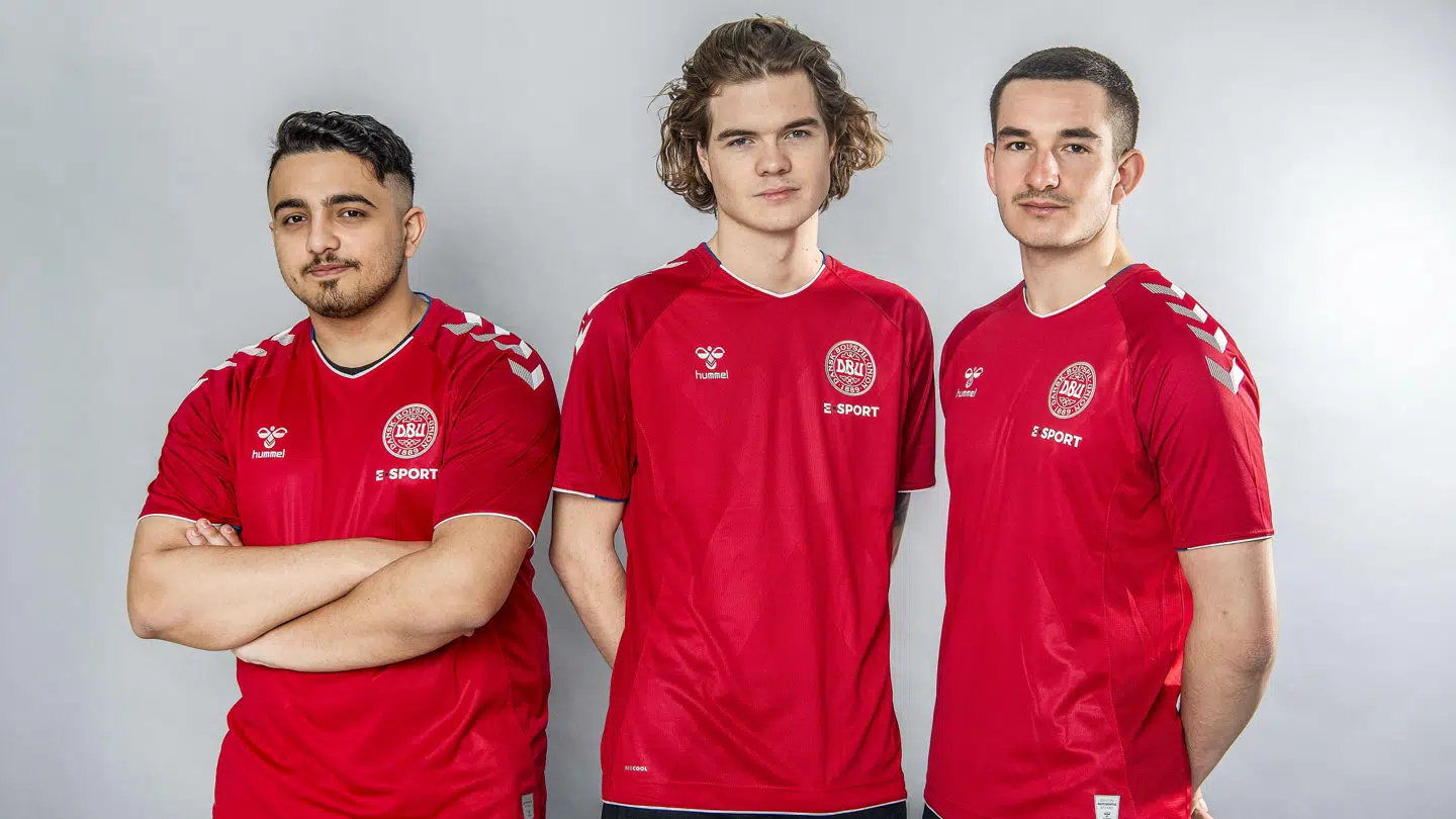 Fatih ‘M10Ustun’ Üstün (til venstre), Marcus ‘Marcuzo’ Jørgensen (midten) og August ‘Agge’ Rosenmeier (til højre) skal repræsentere det danske e-landshold.