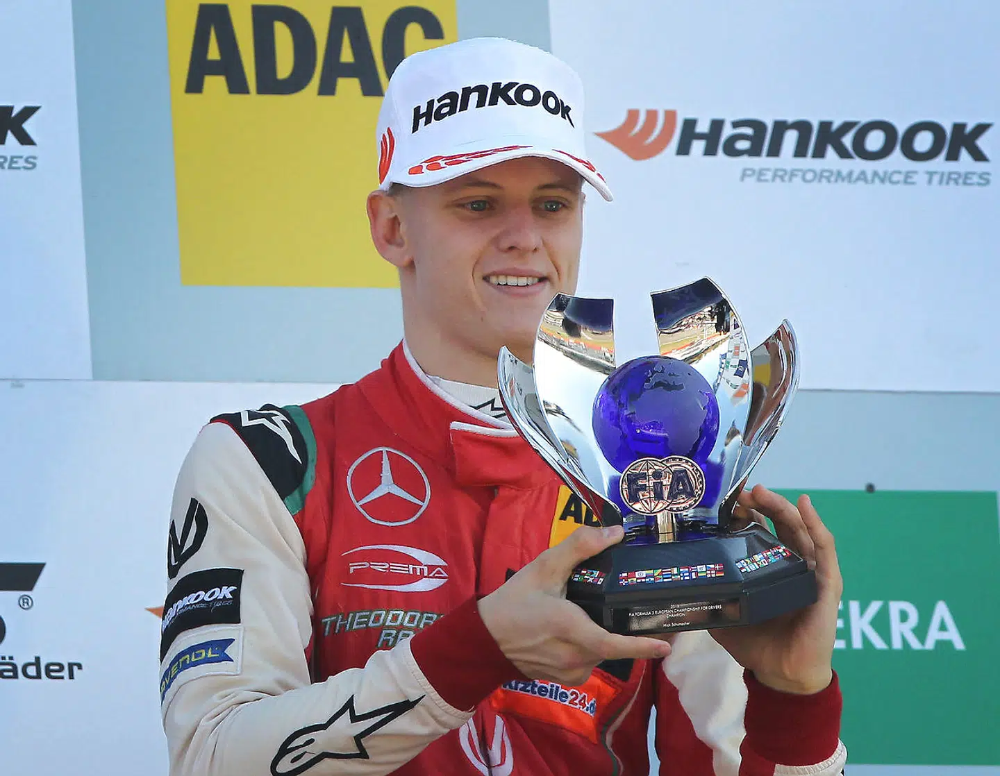 Mick Schumacher med et trofæ i Formel 3-sæsonen sidste år, som han vandt sammenlagt.