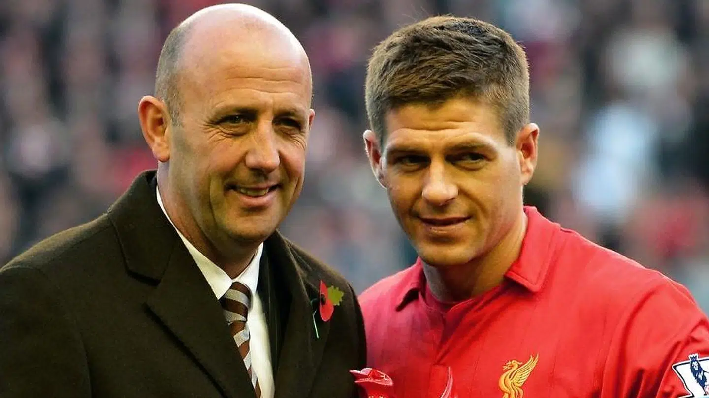 Gary McAllister (tv.) arbejder i dag sammen med Steven Gerrard (th.) i Rangers. Her ses de i november 2012, hvor McAllister overrakte en pris til Gerrard for sidstnævntes kamp nummer 600 i Liverpool-trøjen.