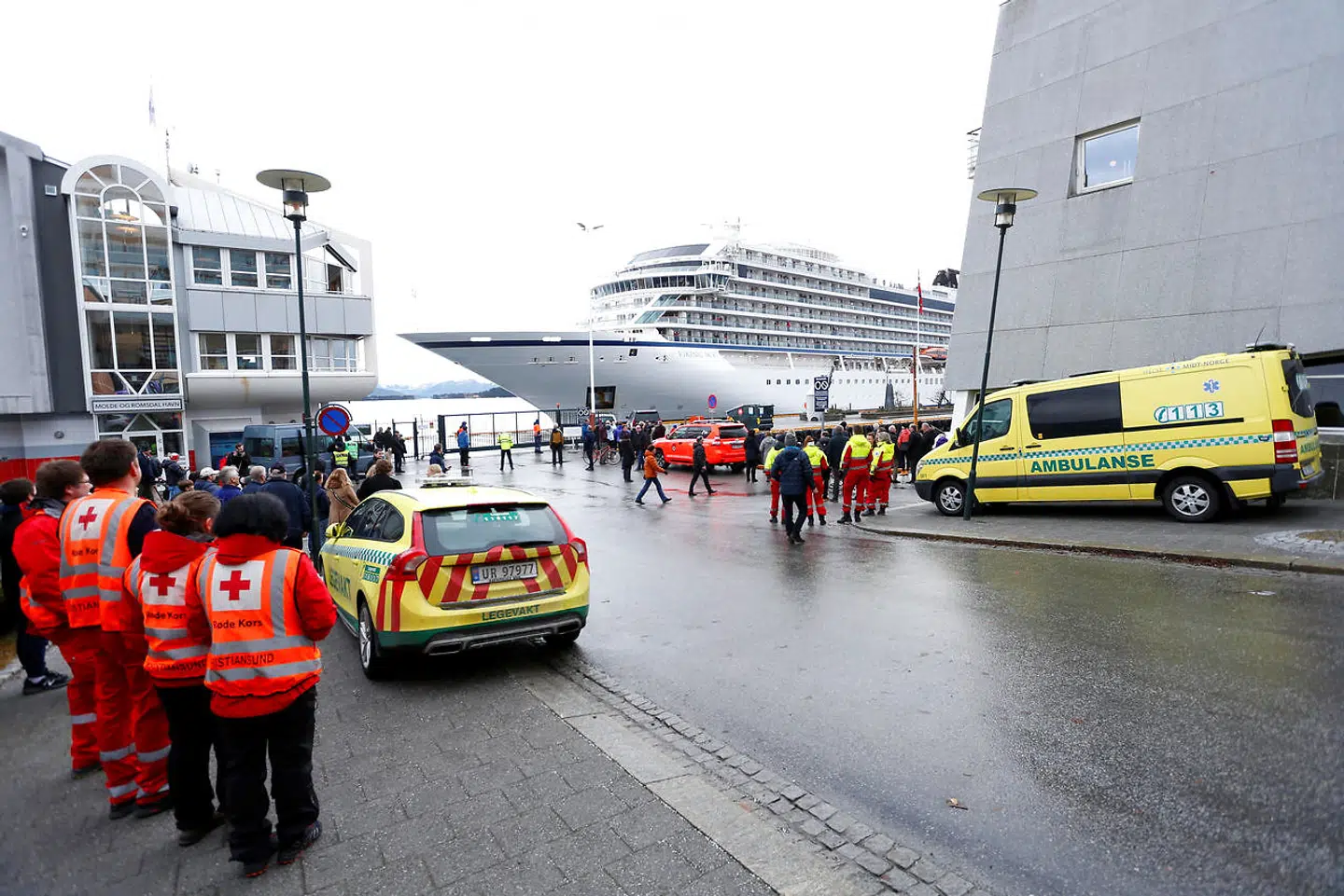 Det nødstedte krydstogtskib Viking Sky ankommer i havn