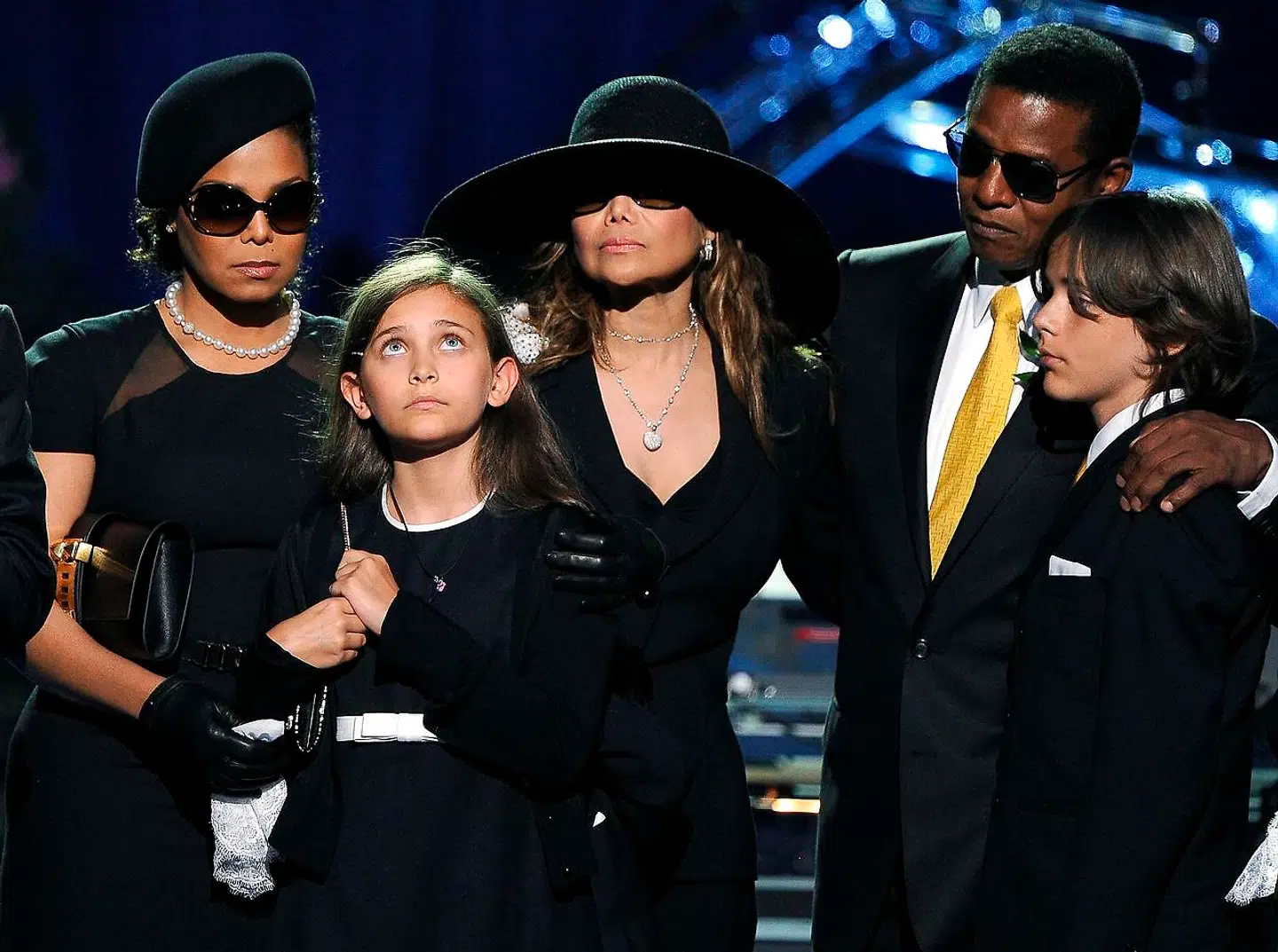 Her ses Paris Jackson (2. fra venstre) med andre fra Jackson familien. De deltager i en mindehøjtidelighed for hendes afdøde far. (UNITED STATES ENTERTAINMENT OBITUARY)