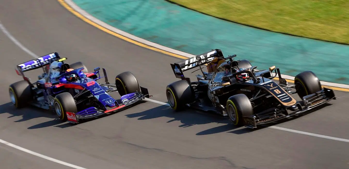Romain Grosjean i duel med Toro Rossos Alexander Albon.