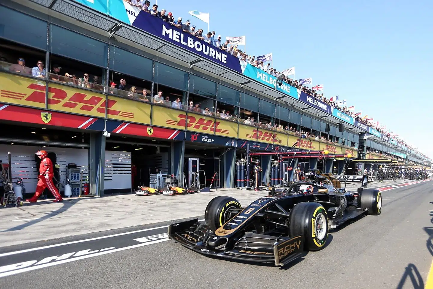 Romain Grosjean udgår efter pitstop i Melbourne 17. marts 2019. (Foto Asanka Brendon RATNAYAKE / forskellige kilder / AFP)