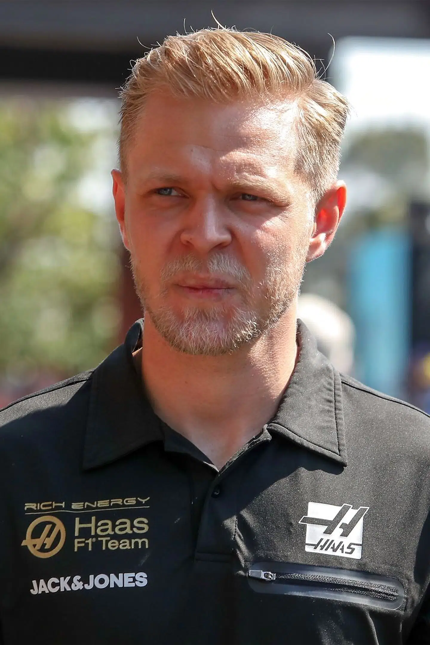 HAAS F1 Team's Danish driver Kevin Magnussen arrives in Melbourne on March 17, 2019, for the Formula One Australian Grand Prix. (Photo by Asanka Brendon RATNAYAKE / AFP) / - - IMAGE RESTRICTED TO EDITORIAL USE - STRICTLY NO COMMERCIAL USE - -