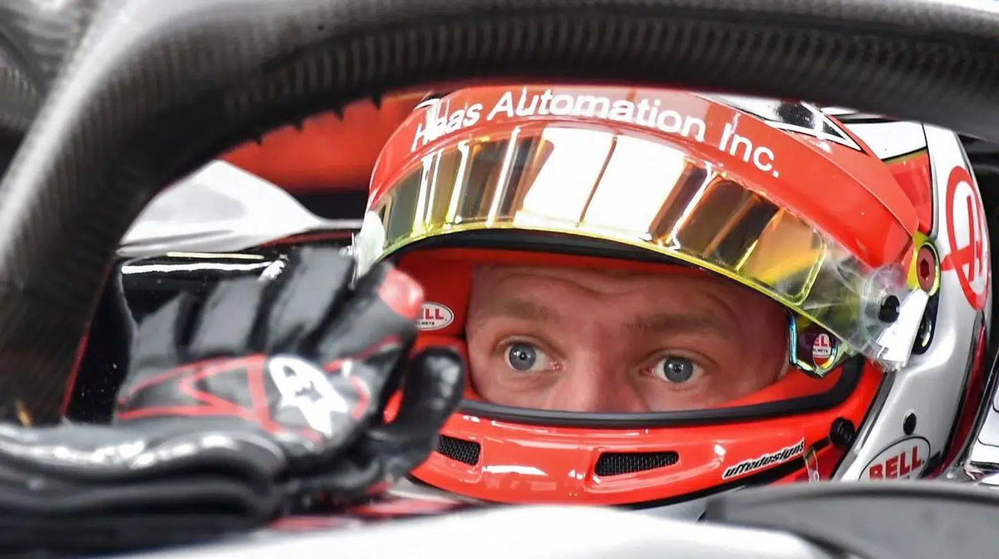 Kevin Magnussen i bilen.