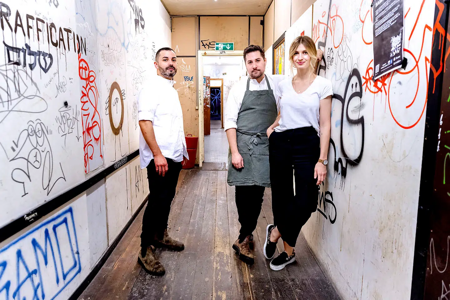 Her ses køkkenchef Andrew Valenzuela sammen med indehaver og køkkenchef Nick Curtin og indehaver Camilla Hansen.