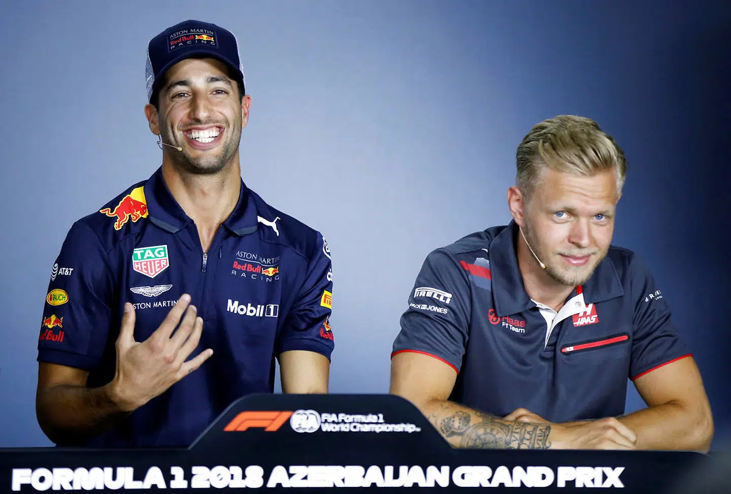 Daniel Ricciardo og Kevin Magnussen på et pressemøde i april 2018.
