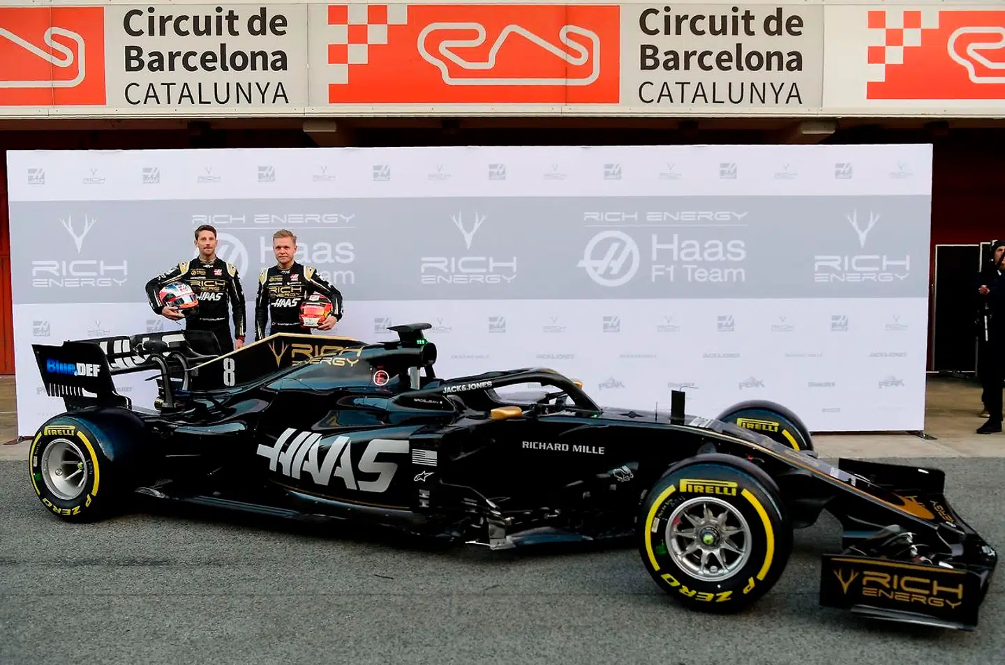 Kevin Magnussen og Romain Grosjean viser her den nye Haas VF-19 Formel 1-racer frem i Barcelona.