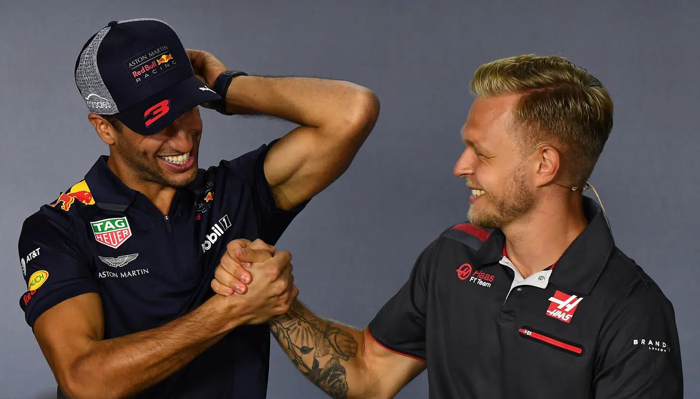 Daniel Ricciardo (tv.) og Kevin Magnussen giver hinanden håndslag inden grandprixet i Aserbajdsjan sidste år.